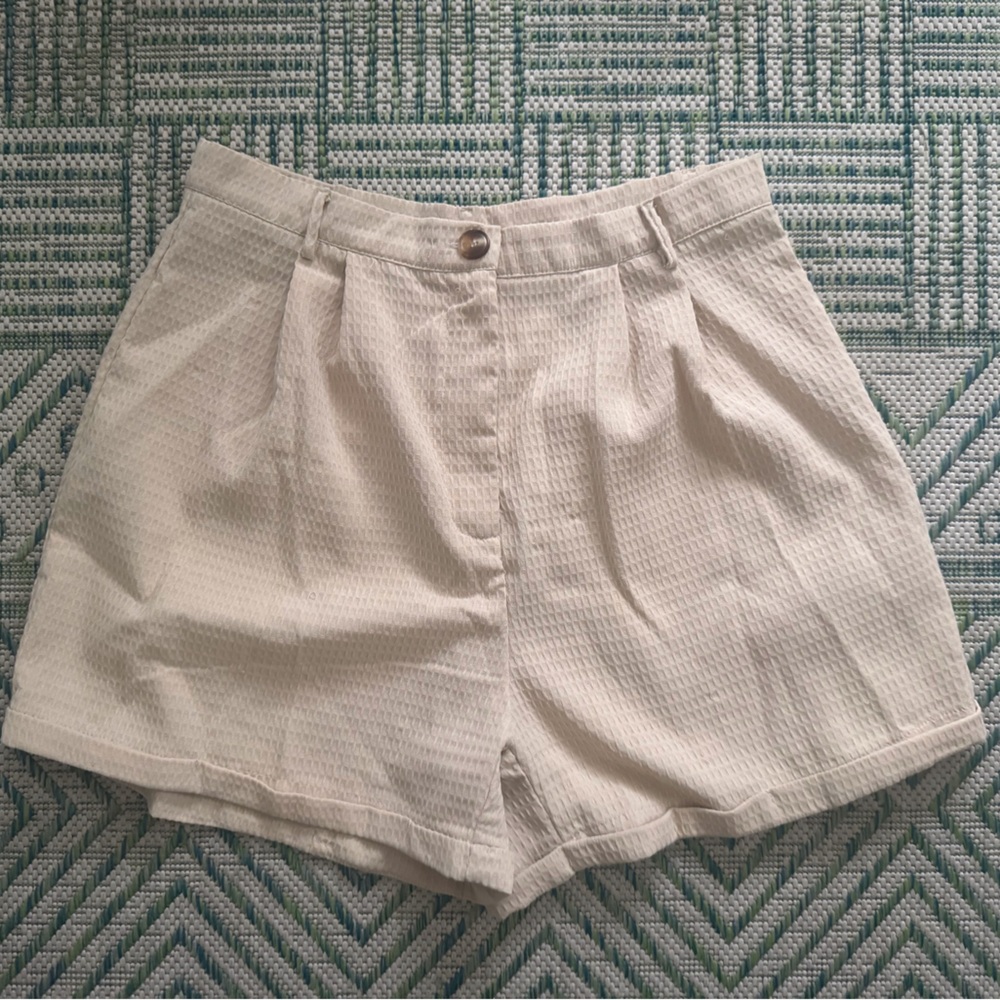 SHEIN Women's Beige Textured Shorts L Pockets Dressy Summer Comfy VGUC